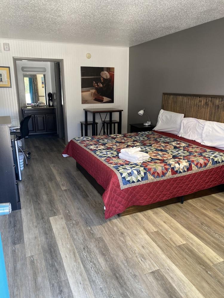 Blue Ridge Rustic Inn photo 12