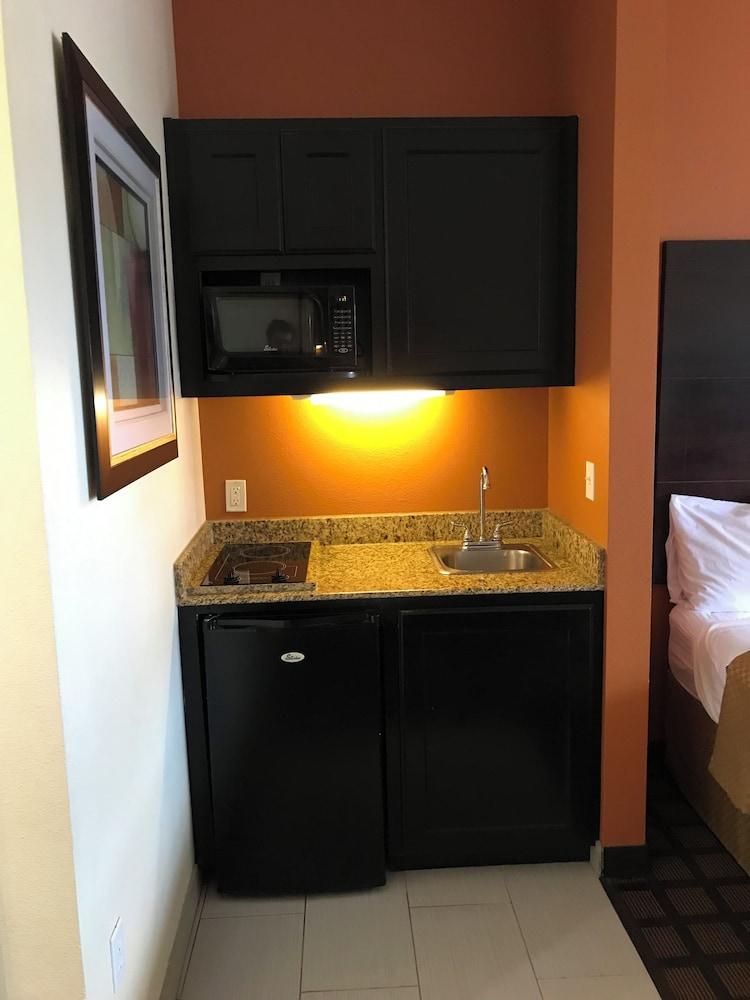 Executive Inn & Suites photo 9