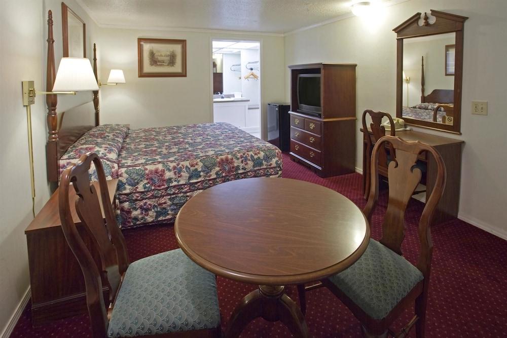 Americas Best Value Inn Lansing photo 6