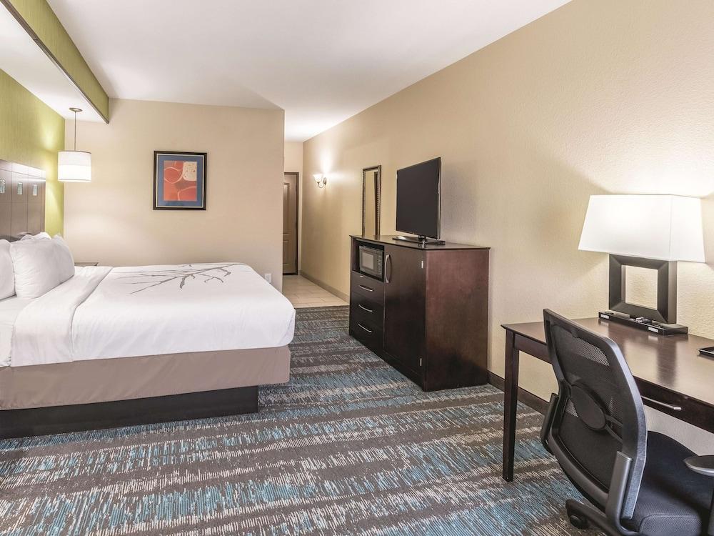 La Quinta Inn & Suites by Wyndham Dallas Grand Prairie South photo 7