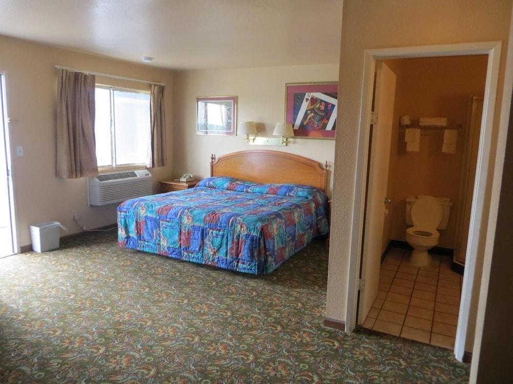Travelers Inn photo 32