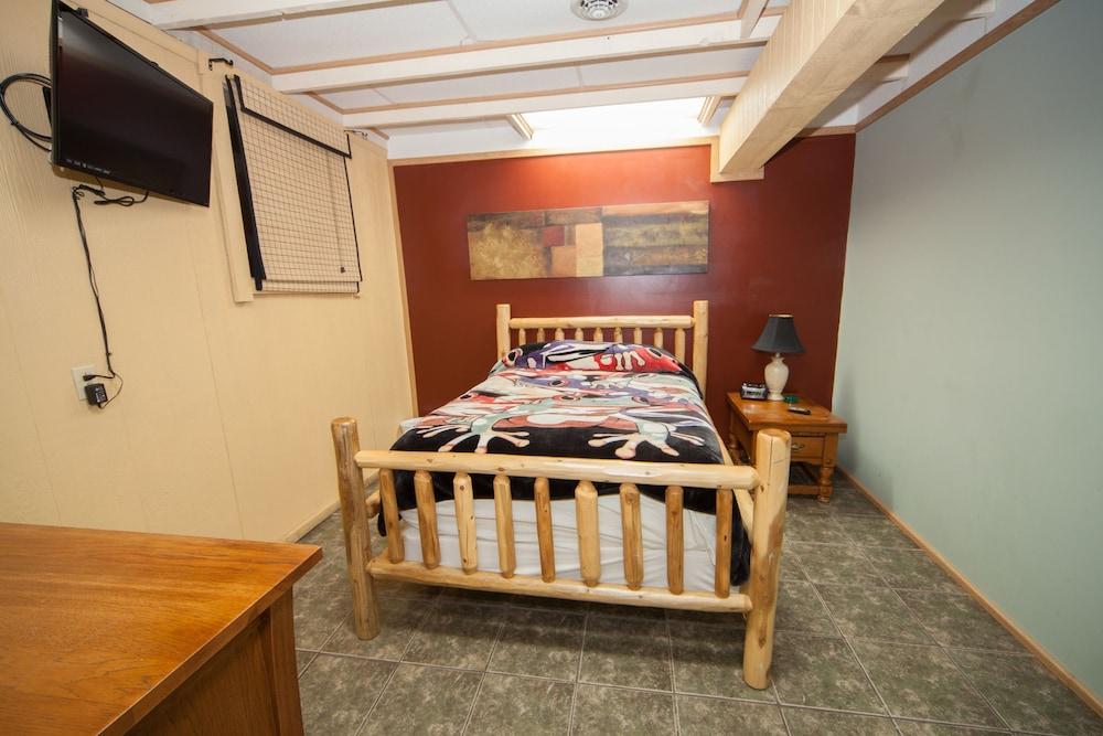 Log Cabin Lodge & Suites photo 5