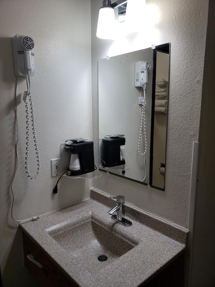 Americas Best Value Inn & Suites Harrisonville photo 28