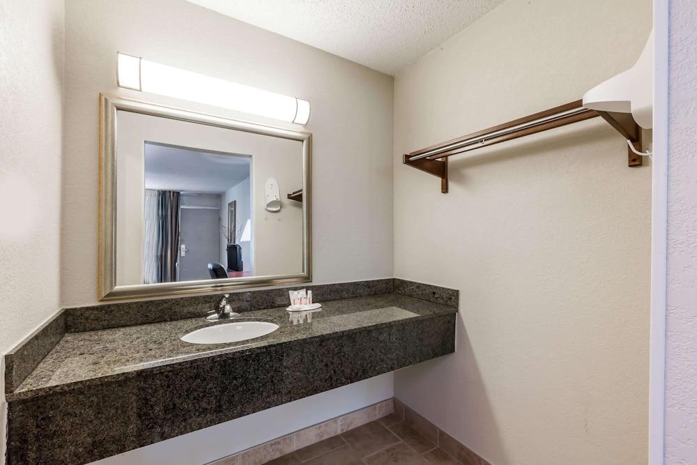 Ramada by Wyndham New Iberia photo 33