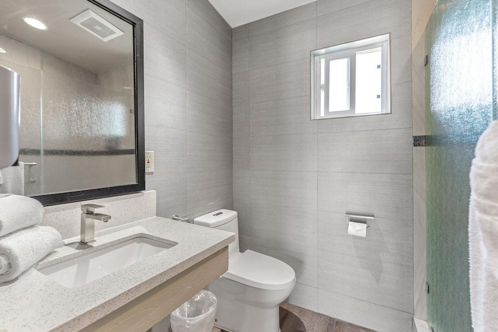 Le Blanc Inn & Suites photo 82