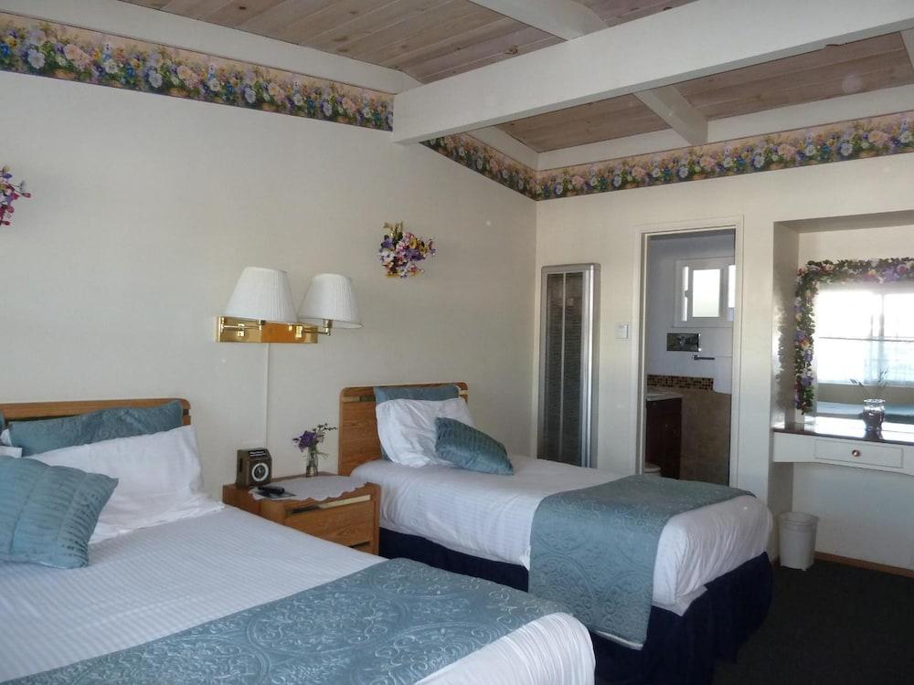 Sundown Inn photo 38