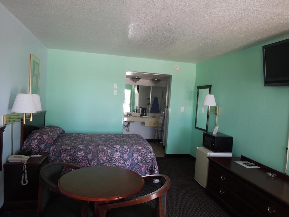 Relax Inn Mineral Wells photo 12