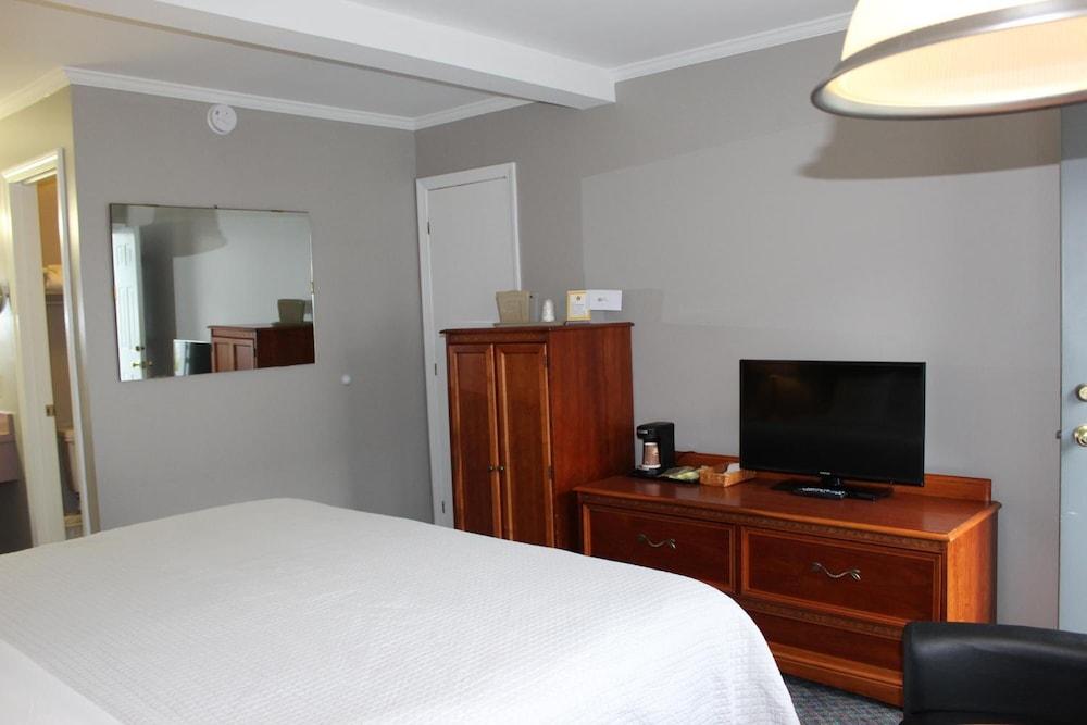 Admiral Motel photo 12