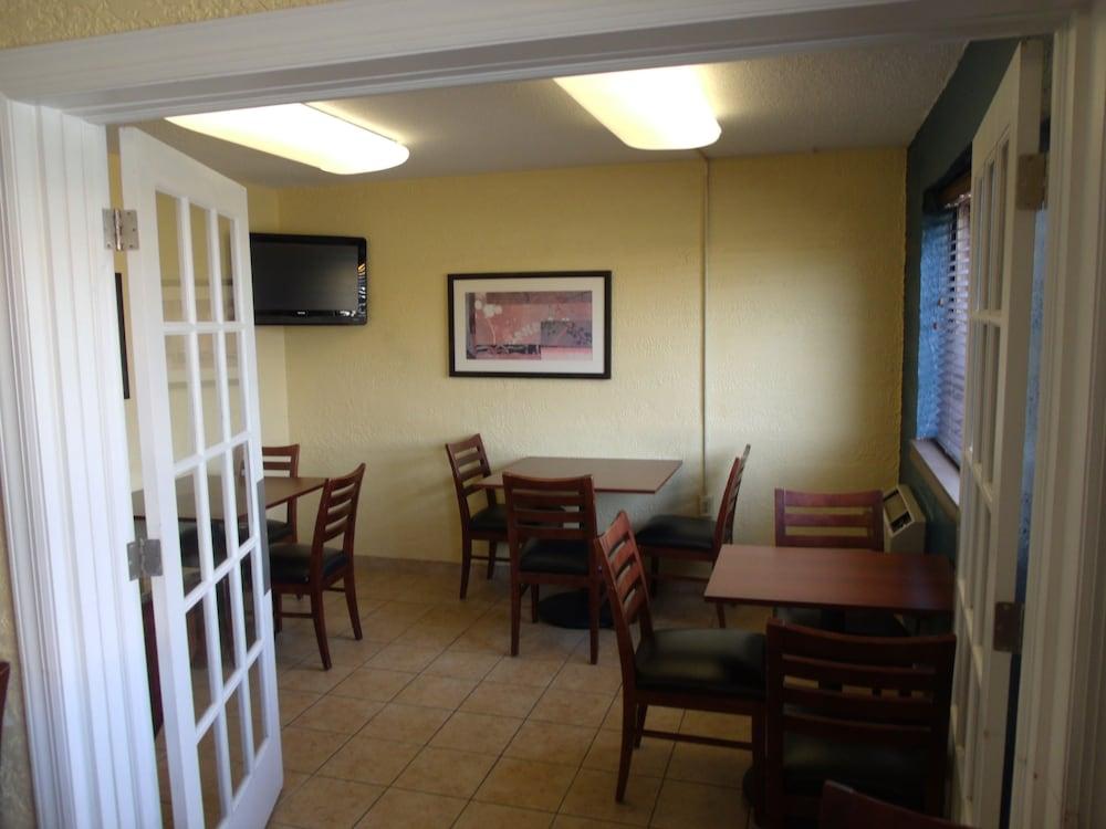Relax Inn photo 3