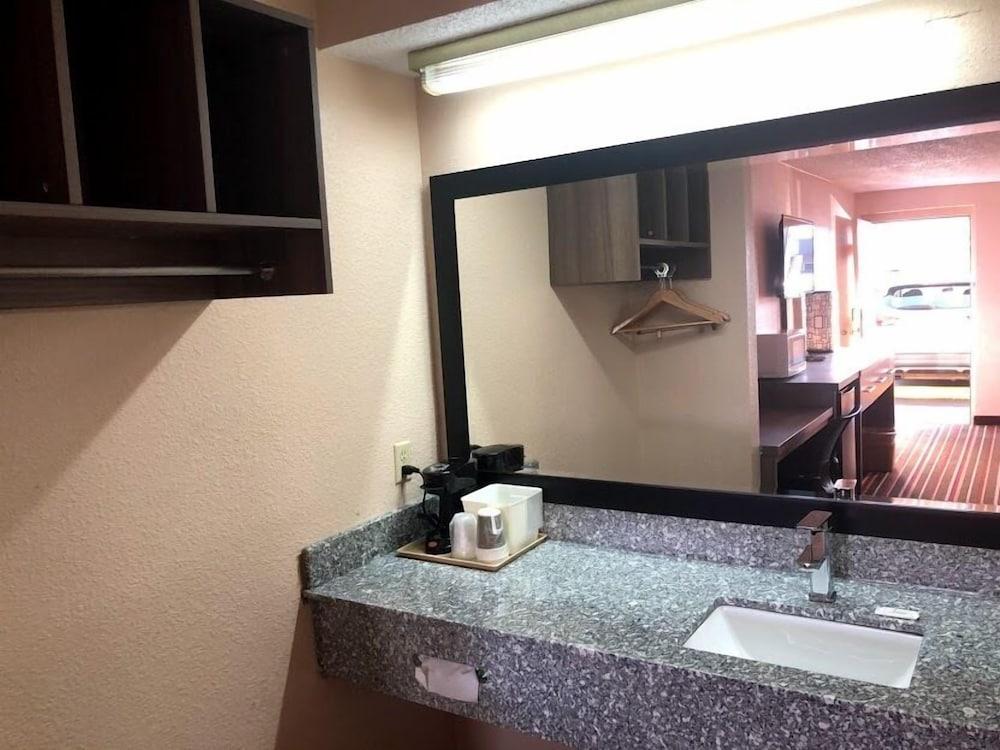 Legacy Inn Sumner photo 26
