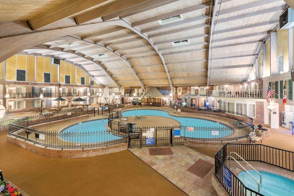 Howard Johnson by Wyndham Burlington photo 10