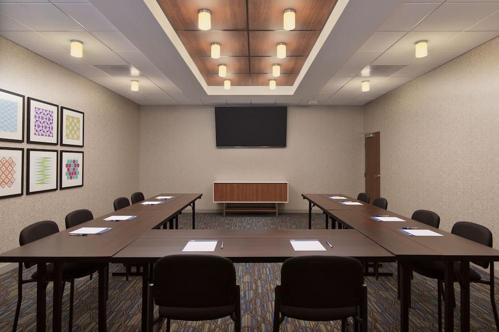 Holiday Inn Express & Suites Portland Airport - Cascade Stn by IHG photo 28