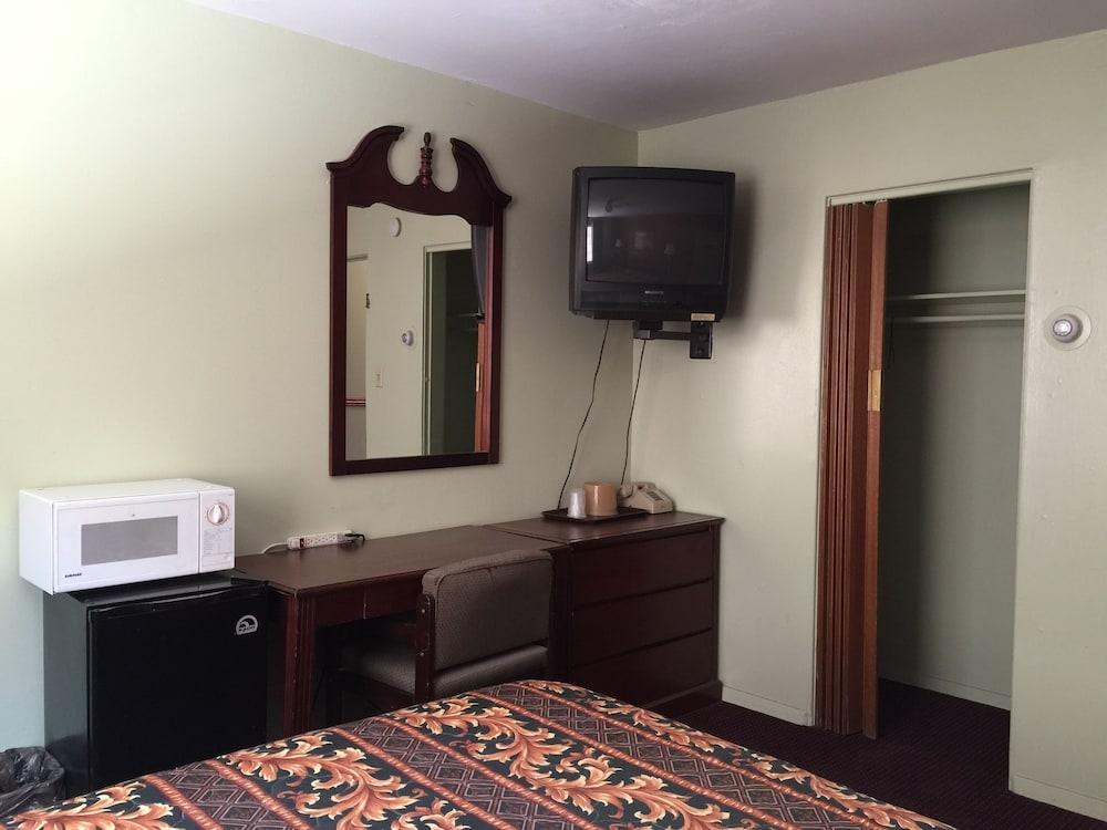 Travelers Motel photo 14