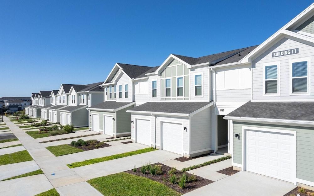 Landing Townhomes Davenport photo 27