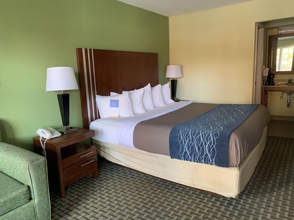 Days Inn by Wyndham Austintown photo 28