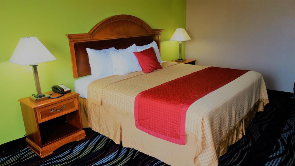 Oak Tree Inn & Suites photo 4