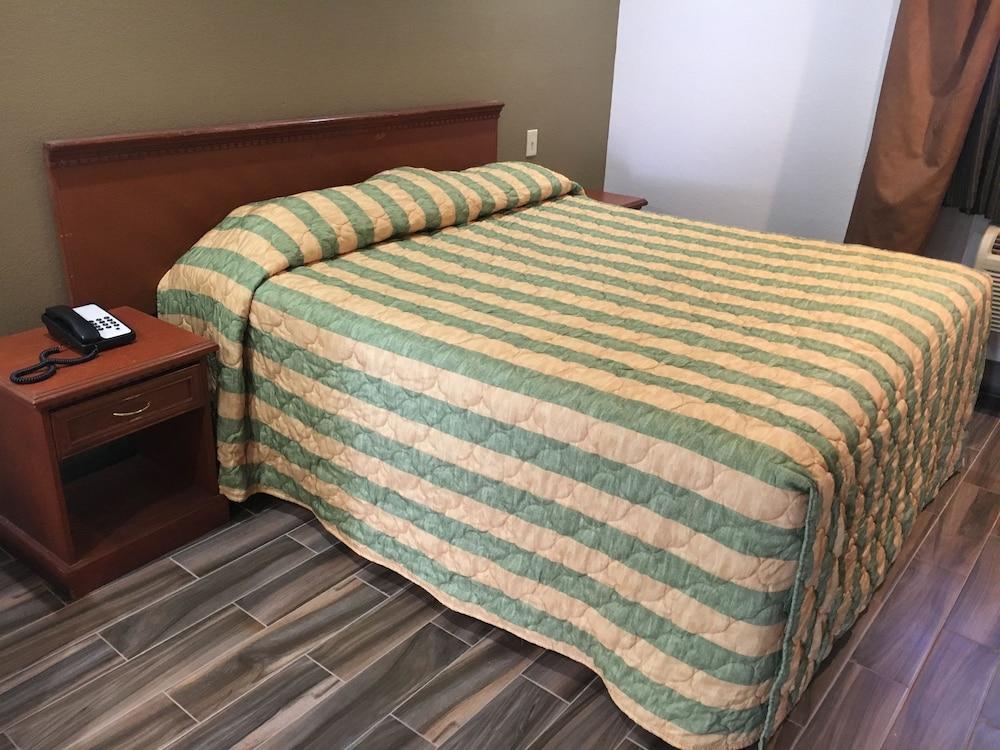 Bellflower Travel Inn photo 46