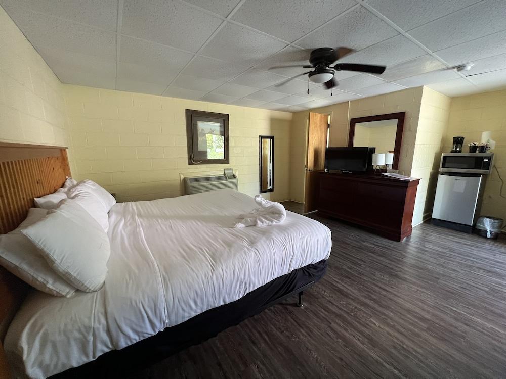 JI4, King Guest Room at the Joplin Inn at entrance to the resort by RedAwning photo 11
