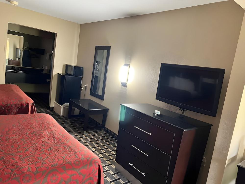 Days Inn & Suites by Wyndham Pine Bluff photo 25