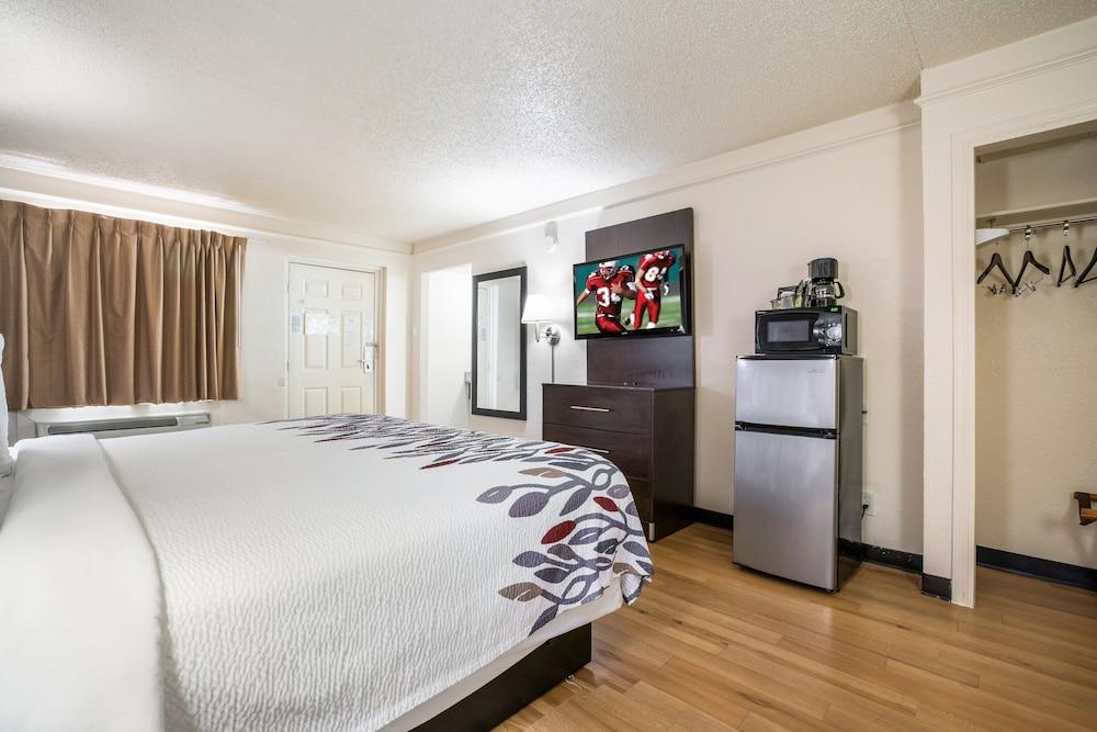 Red Roof Inn North Dallas - Park Central photo 14