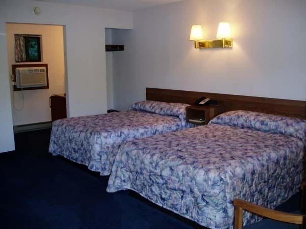 Tall Pines Motel photo 10