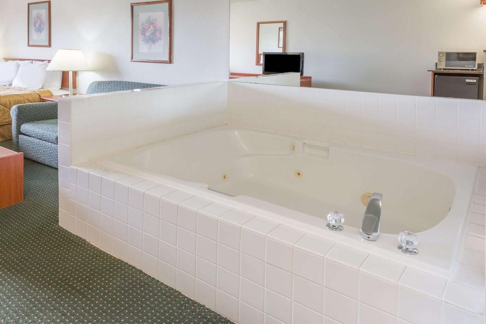 Travelodge Suites by Wyndham Newberg photo 34