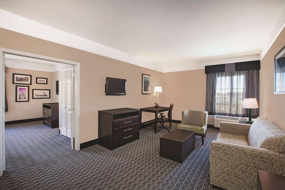 La Quinta Inn & Suites by Wyndham Beaumont West photo 14