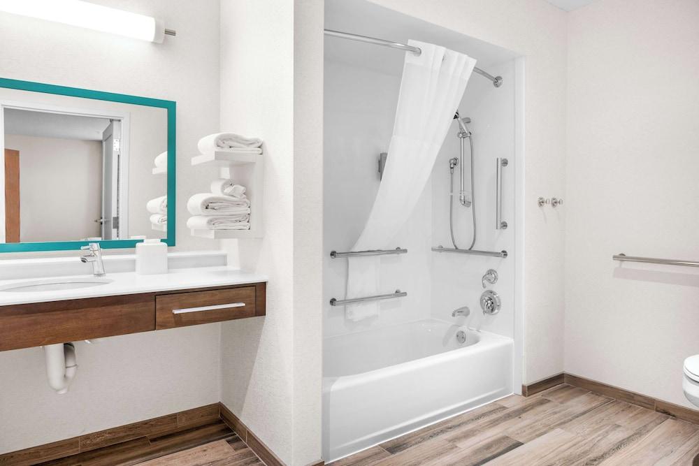 Hampton Inn Grand Rapids-North photo 26