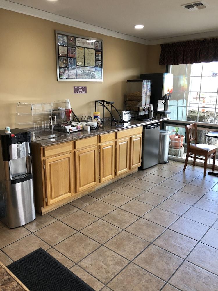 Knight's Inn Motel photo 53