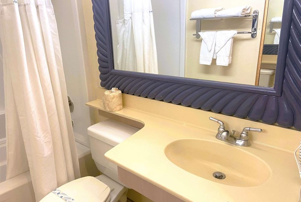 Ramada by Wyndham Los Angeles/Koreatown West photo 10