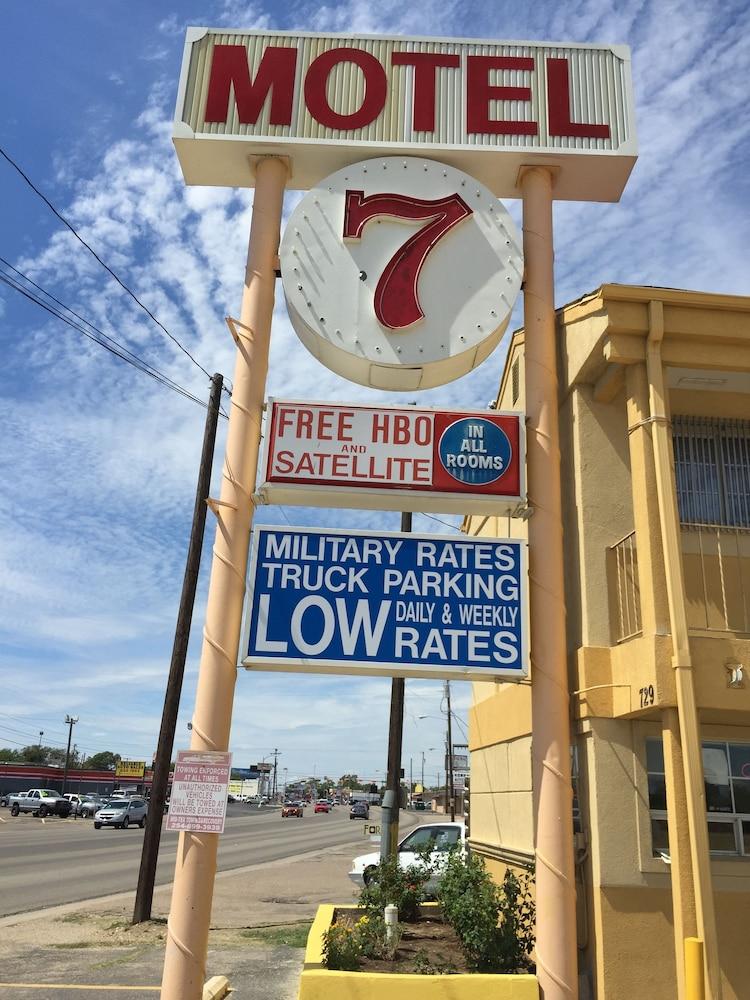 Motel 7 photo 11