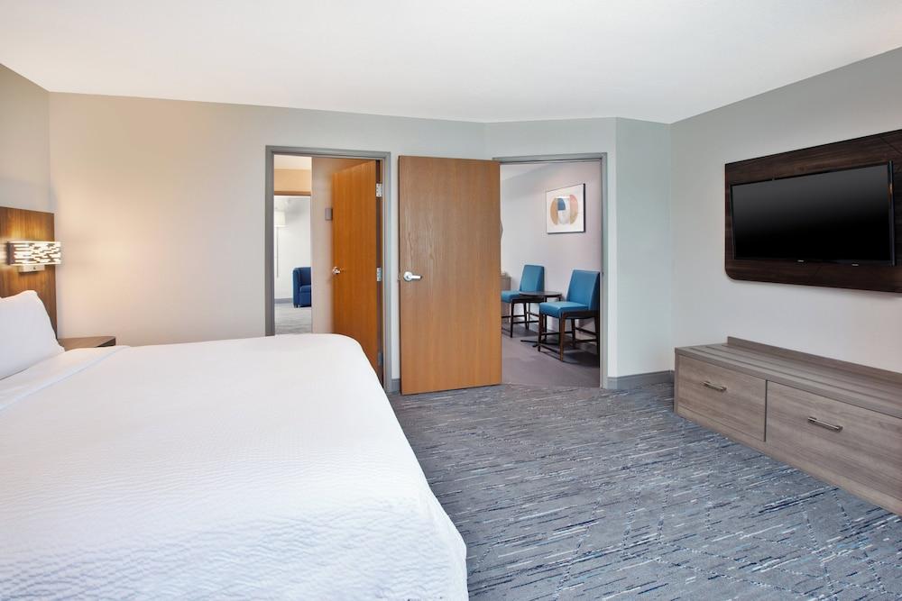 Holiday Inn Express & Suites Buffalo by IHG photo 23