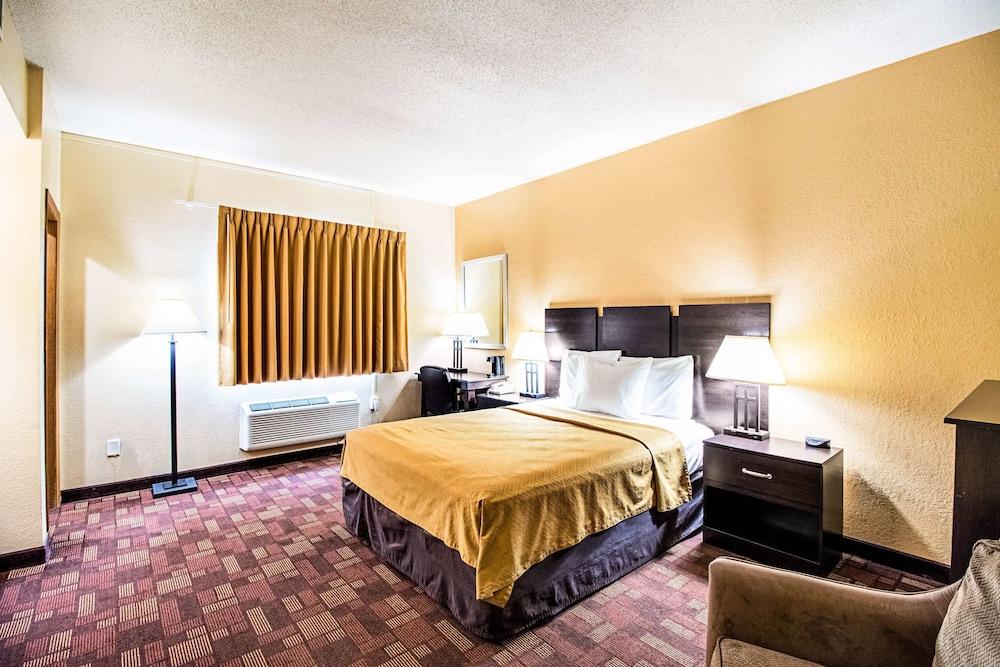 Econo Lodge Watertown photo 14