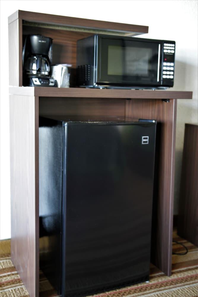 Super 8 by Wyndham Wells photo 15