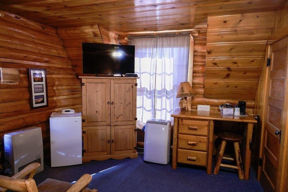 Twin Pines Lodge & Cabins photo 9
