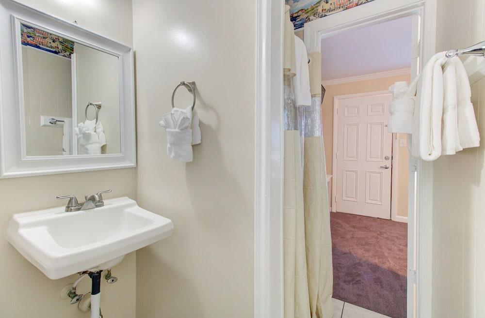 SeaWitch Motel photo 5