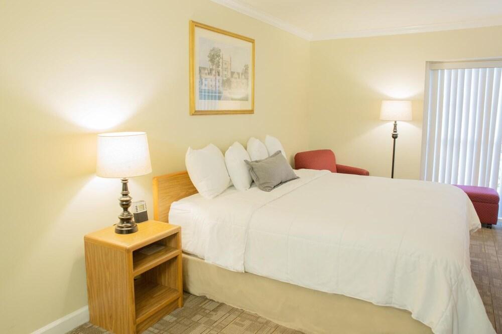 The University Inn Ann Arbor photo 9