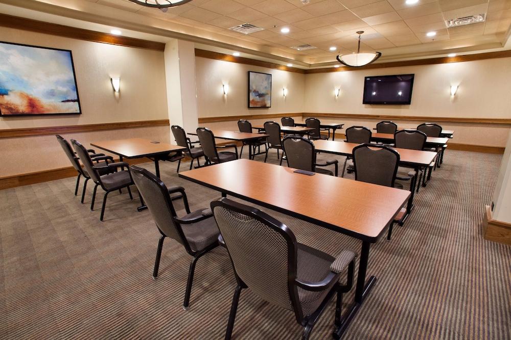 Hilton Chicago/Oak Brook Suites photo 43