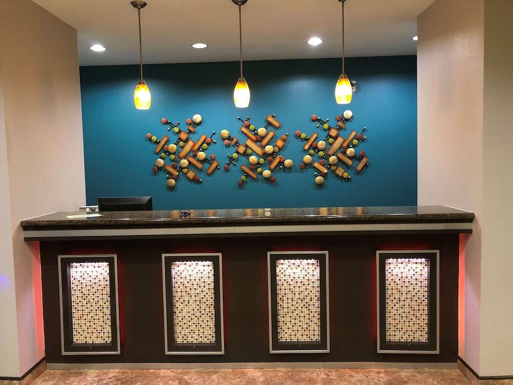 Executive Inn & Suites Joaquin photo 11