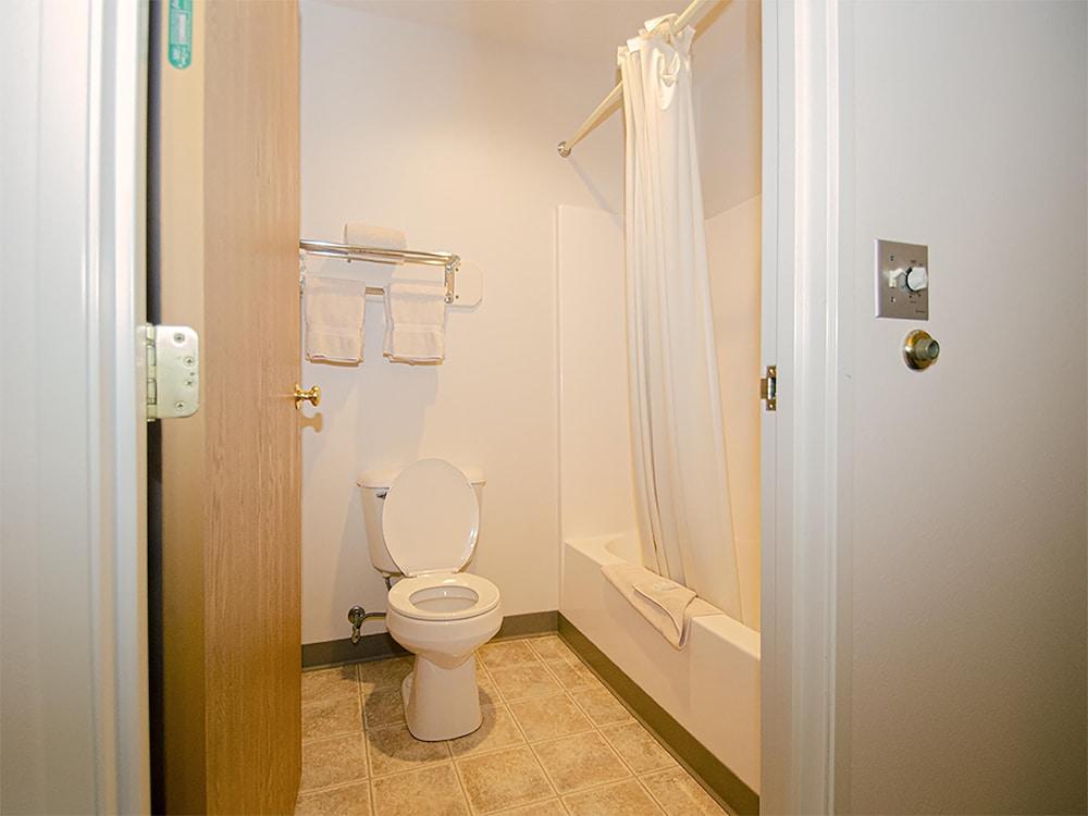 Urbana Inn & Suites photo 16