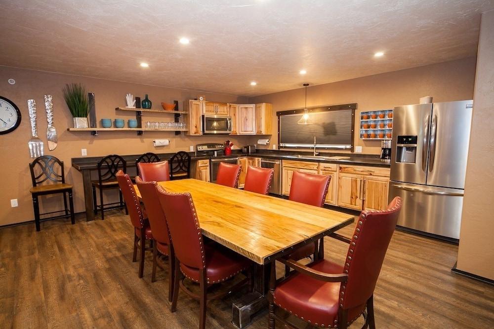 Log Cabin Lodge & Suites photo 31