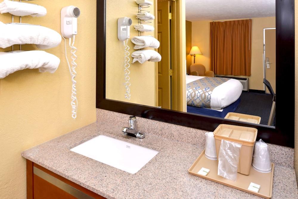 Americas Best Value Inn Monroeville photo 15