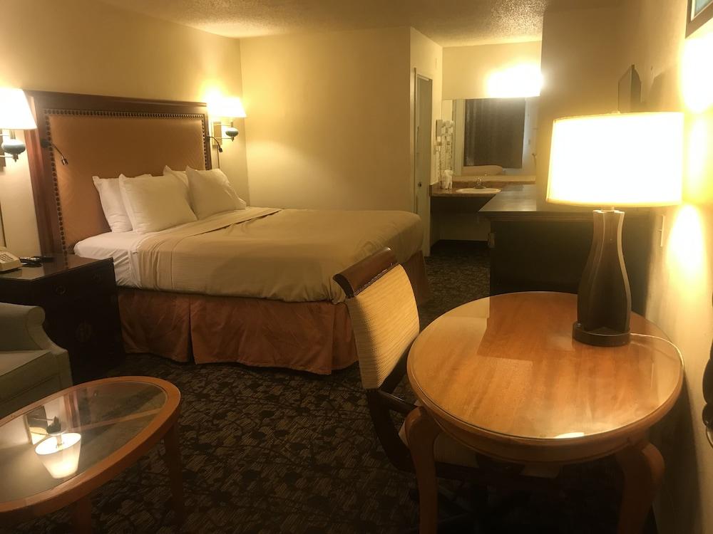Travelers Inn & Suites photo 37