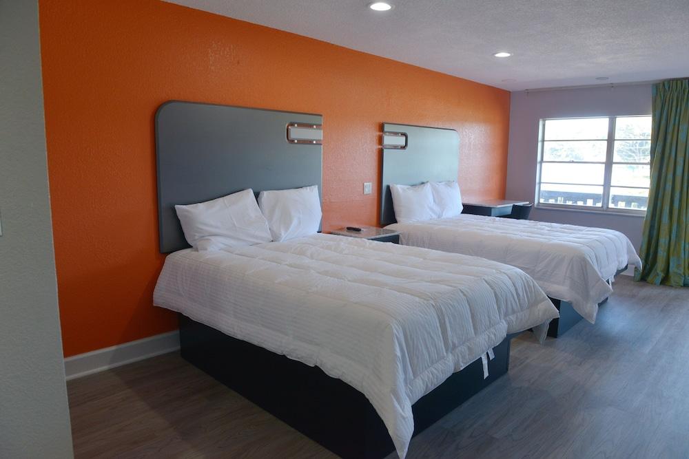 Rodeway Inn & Suites Winter Haven Chain Of Lakes photo 28