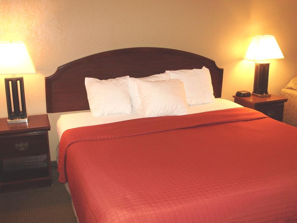 Trade Winds Central Inn photo 15
