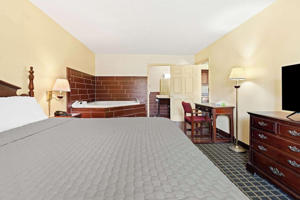 Americas Best Value Inn & Suites Mt. Pleasant photo 23
