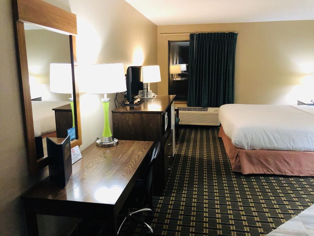 AmericInn by Wyndham Columbus Wisconsin photo 5