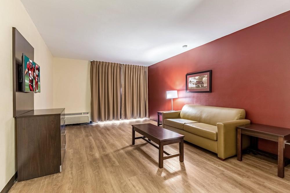 Red Roof Inn PLUS+ & Suites Houston - IAH Airport SW photo 13