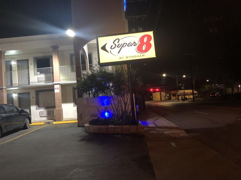 Super 8 by Wyndham San Antonio Pearl District / Downtown photo 37