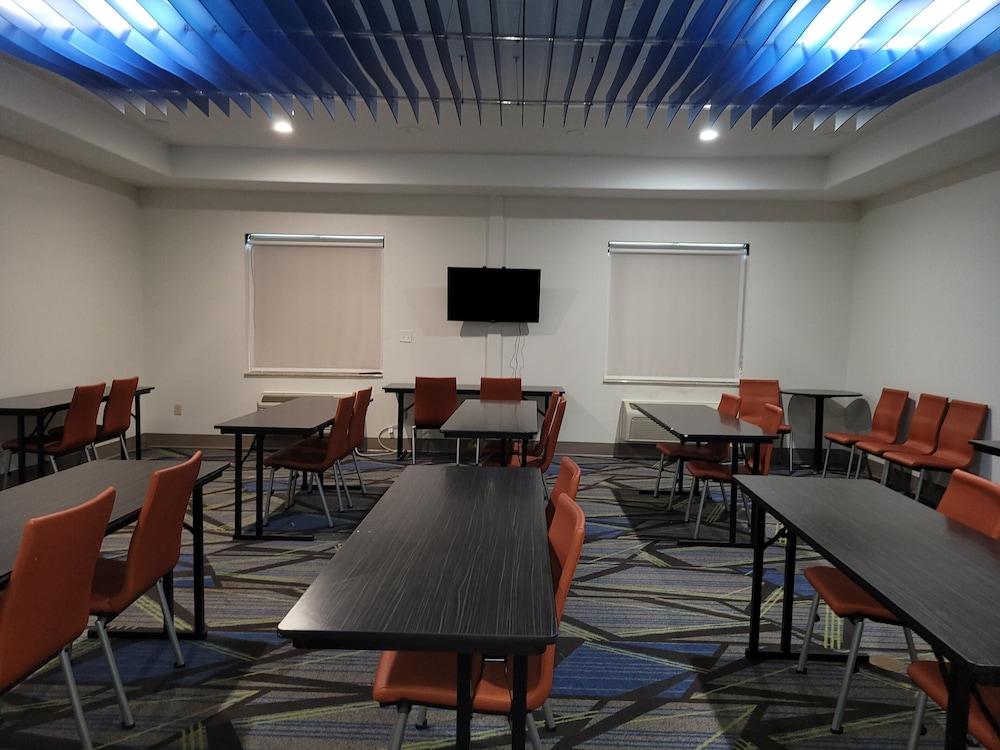 Holiday Inn Express Hotel & Suites VIDOR SOUTH by IHG photo 7